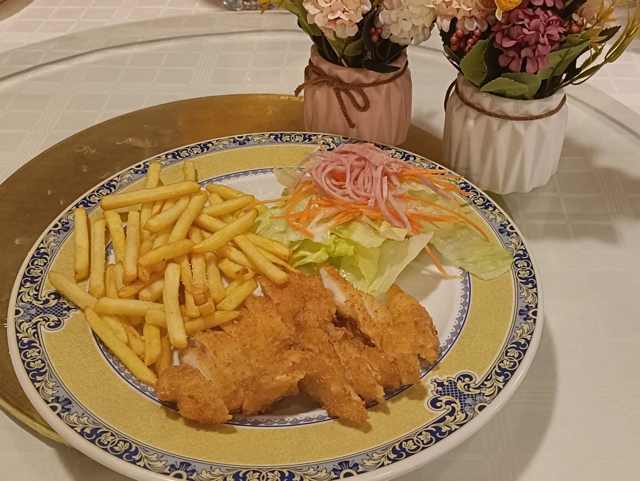 Ensalada, pechuga de pollo con patatas